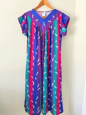 Vintage 80's House Coat Muumuu Caftan size Medium Lounge Purple Pink Teal